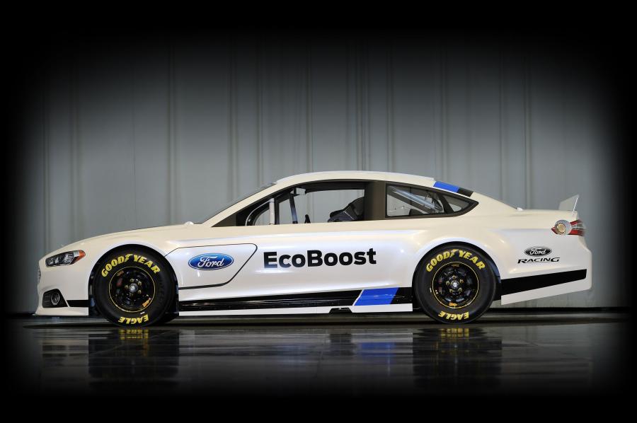  Ford Fusion NASCAR Sprint Cup Car 2013 года  (фото 5 из 7)